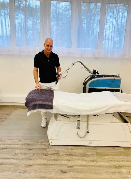 Andreas Baumgärtner mit dem PicoSure-Laser im Behandlungsraum der Praxis Kreuzlingen